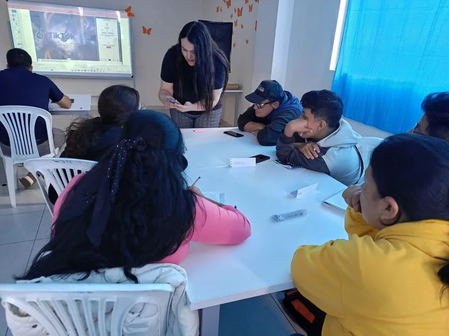 Equipo de Karsan Digital trabajando con estudiantes